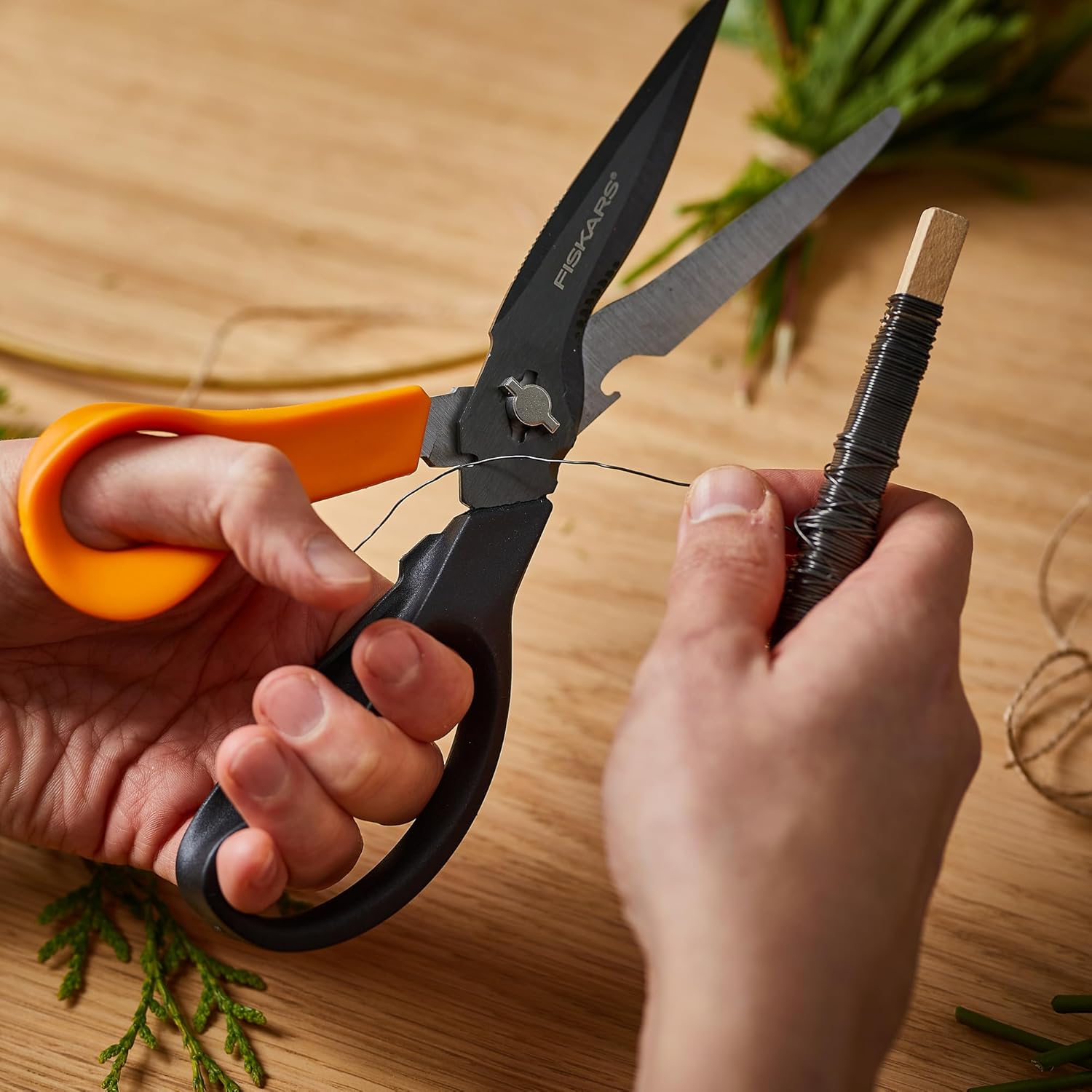 Fiskars Garden Scissors, 7-in-1 Garden Shears Multi-Tool with Sheath, Great for Plant Trimming, Cutting Nursery Pots, Bags, and Wire - Image 11